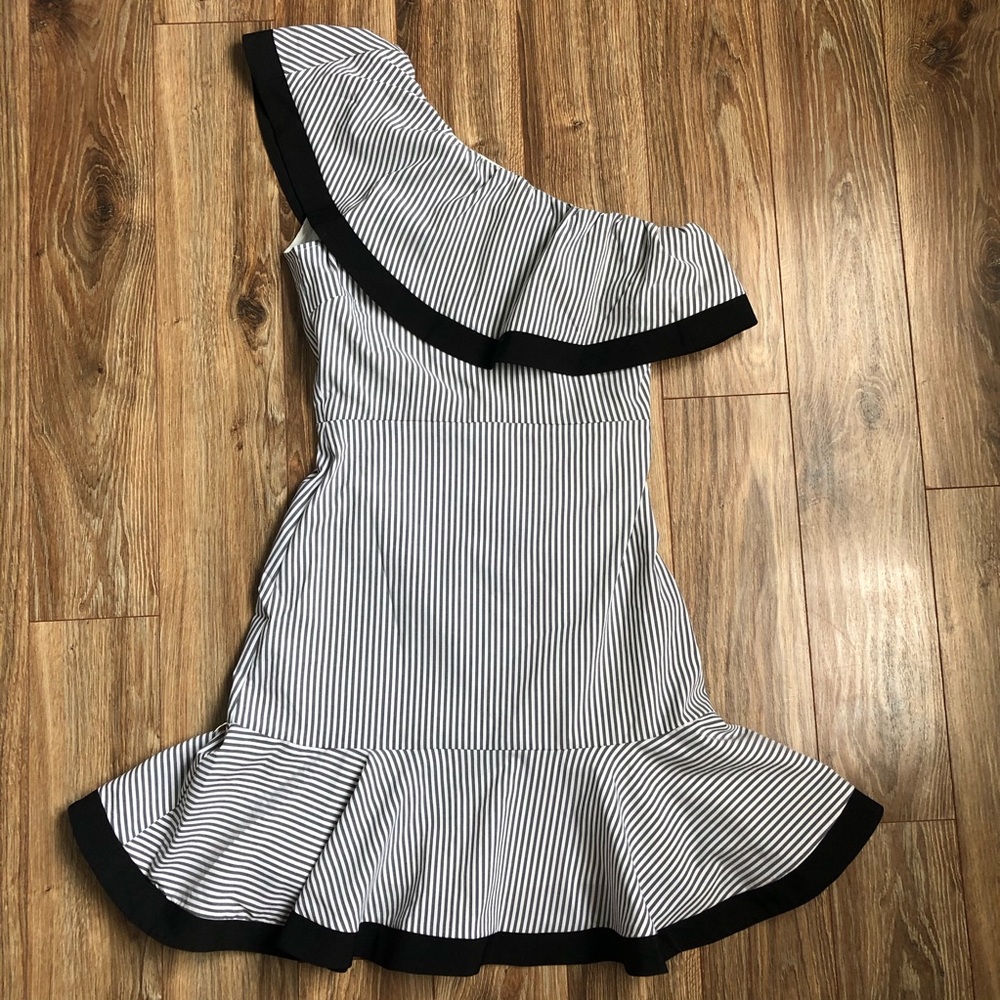 Of shoulder dress size S, Lucyparis